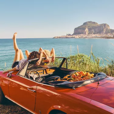 deux filles se relaxant sur une voiture décapotable